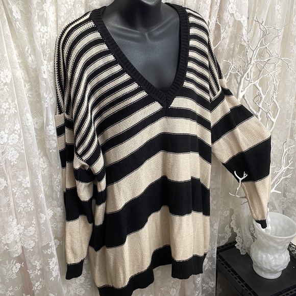 BDG OverSized, 100% Cotton, Stripes, Cream & Black Sweater V-Neck - Picture 9 of 9